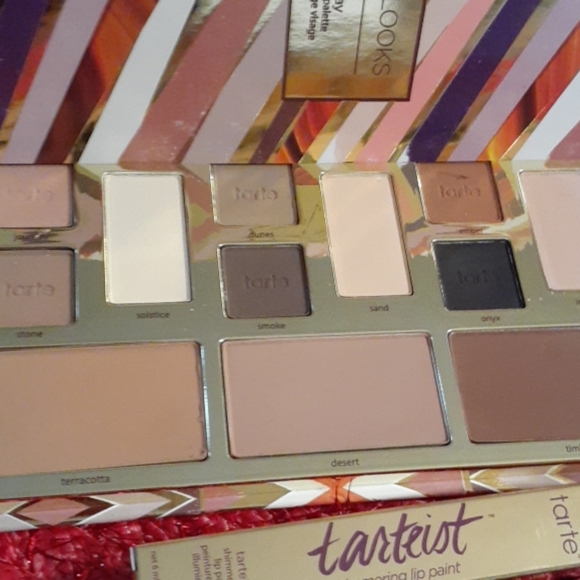 SOLD SET, EYESHADOW & LIP COLOR - Picture 2 of 7